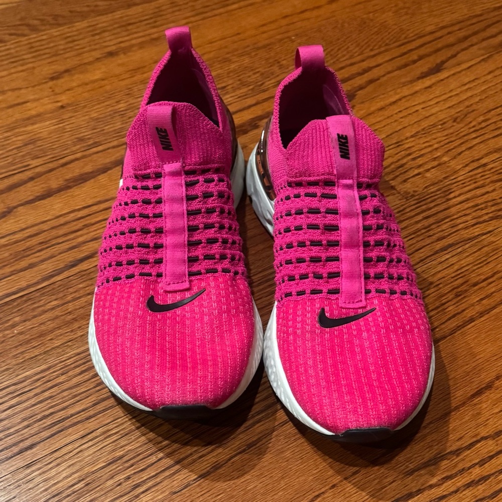 Nike Women’s React Phantom Run Flyknit 2 in Pink Prime Zebra. sz. 8M